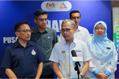 Fahmi ketika sidang akhbar selepas majlis penyampaian Watikah Pelantikan kepada Pengerusi Panel Penasihat NADI bagi Negeri Johor di sebuah hotel hari ini. - Foto: Bernama