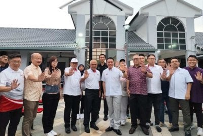 Transformasi Medan Selera Greentown Utama, Ipoh melibatkan pelbagai penambahbaikan termasuk penyediaan kemudahan baharu seperti meja, bangku, kipas serta kerja-kerja mengecat semula bangunan bagi meningkatkan keselesaan pengunjung.