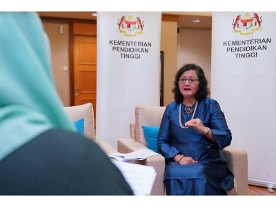Ketua Pengarah Pendidikan Tinggi, Datuk Dr Azlinda Azman yakin konsep single window dan single offer menerusi UPUOnline mampu memperluas peluang kemasukan kepada lebih ramai pelajar ke - 20 universiti awam.