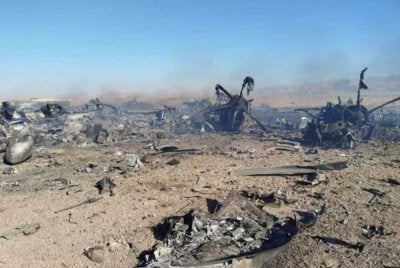 Keadaan pesawat AS yang musnah semasa misi mencari seorang juruterbang yang terkandas di Iran - Foto: Reuters