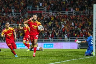 Pemain Selangor FC, Chrigor Flores Moraes meraikan jaringan gol pada perlawanan separuh akhir pertama Piala Malaysia 2025-26 di Stadium MBPJ hari ini. - Foto: Bernama