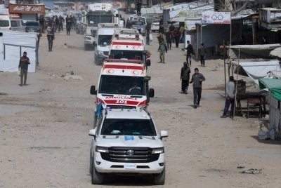 PRCS memindahkan pesakit dari Semenanjung Gaza melalui lintasan Rafah pada Ahad sebagai sebahagian daripada usaha kemanusiaan berterusan untuk mendapatkan rawatan di luar negara - Foto Bernama