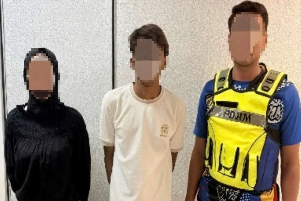 Dua PATI warga Thailand yang bekerja sebagai tukang masak di Johor ditahan selepas memasuki negara ini tanpa dokumen perjalanan sah. Foto: PGA