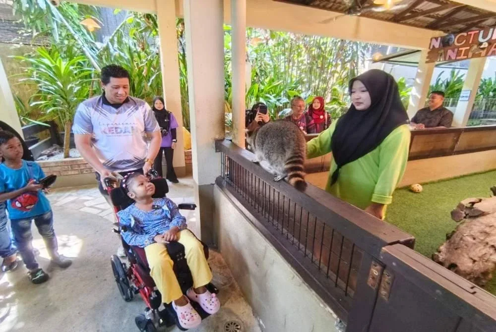 Nur Umairah turut dibawa melawat Langkawi Wildlife Park yang menempatkan lebih 60 spesies haiwan.