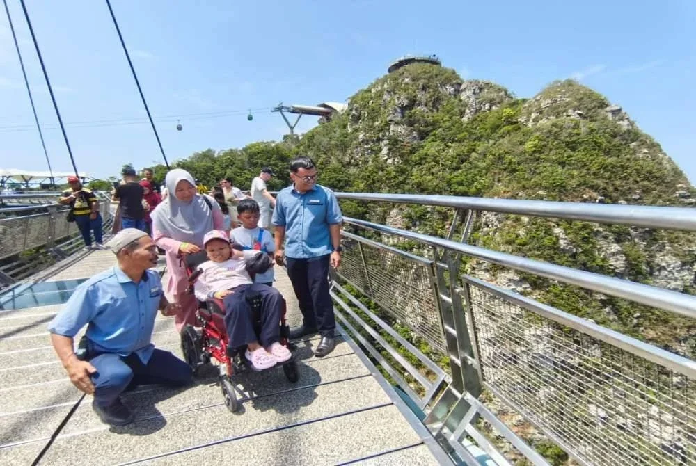 Nur Umairah di bawa ke Langkawi SkyBridge untuk menikmati keindahan.