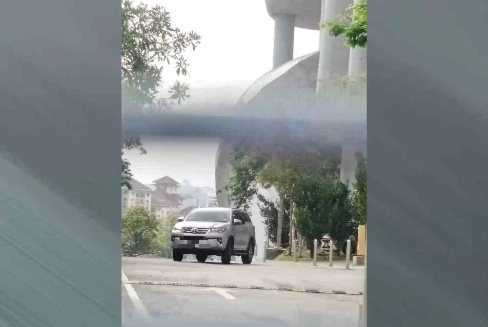 Kenderaan SUV dipercayai dinaiki Asnida hadir di Ibu Pejabat SPRM Putrajaya pada Isnin.