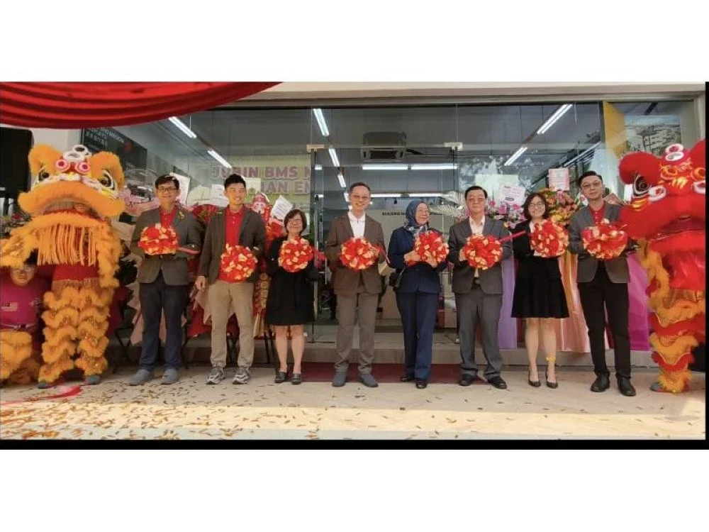 Pengurusan tertingga BMS Holdings Bhd bergambar ketika majlis pembukaan perasmian cawangan baharu pada Sabtu.