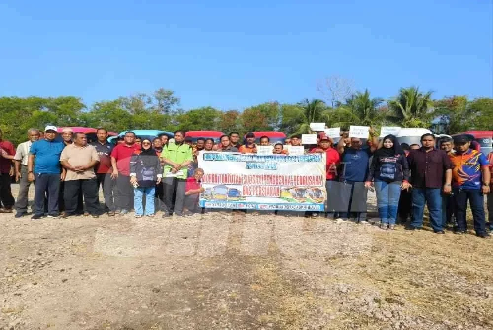 Persatuan Bas Pantai Timur (PEBAT) yang hadir pada perhimpunan aman di Pengkalan Chepa, Kota Bharu pada Isnin merayu campur tangan Perdana Menteri, Datuk Seri Anwar Ibrahim bagi membantu mereka mendapatkan subsidi diesel susulan kenaikan harga bahan api yang didakwa semakin menekan operasi syarikat.Foto:SINAR HARIAN/HAZELEN LIANA KAMARUDIN
