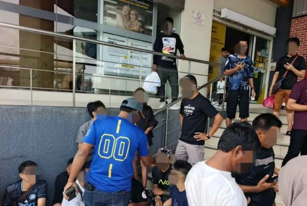 Imigresen memeriksa warga asing dalam Ops Kutip di Sunagi Petani pada Ahad.