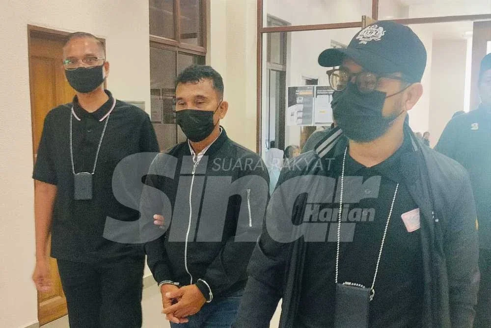 Tertuduh diiringi pegawai JPN Pahang keluar dari mahkamah selepas mengaku bersalah di Mahkamah Majistret Kuantan pada Isnin. 