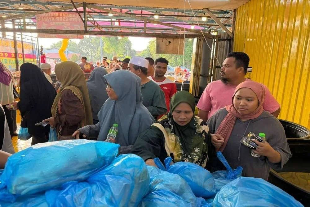 Sebanyak 2,500 ekor ayam pada harga 90 sen seekor habis dijual dalam tempoh 30 minit di sebuah premis di Merbau Patah, Kuala Terengganu, pada Isnin.
