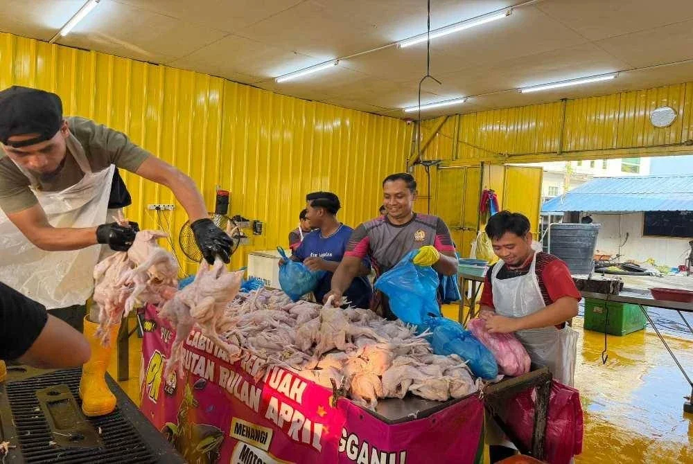 Sebanyak 2,500 ekor ayam pada harga 90 sen seekor habis dijual dalam tempoh 30 minit di sebuah premis di Merbau Patah, Kuala Terengganu, pada Isnin.