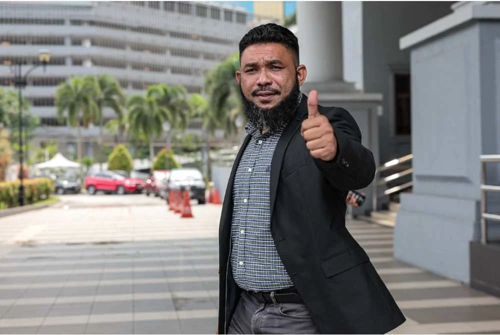 Wan Muhammad Azri Wan Deris atau lebih dikenali sebagai Papagomo selepas prosiding kes saman fitnah yang difailkan Datuk Fahmi Fadzil berhubung dakwaan kononnya Menteri Komunikasi itu menyampaikan ceramah politik di sebuah masjid di Rawang, Selangor di Kompleks Mahkamah Kuala Lumpur. Foto Bernama