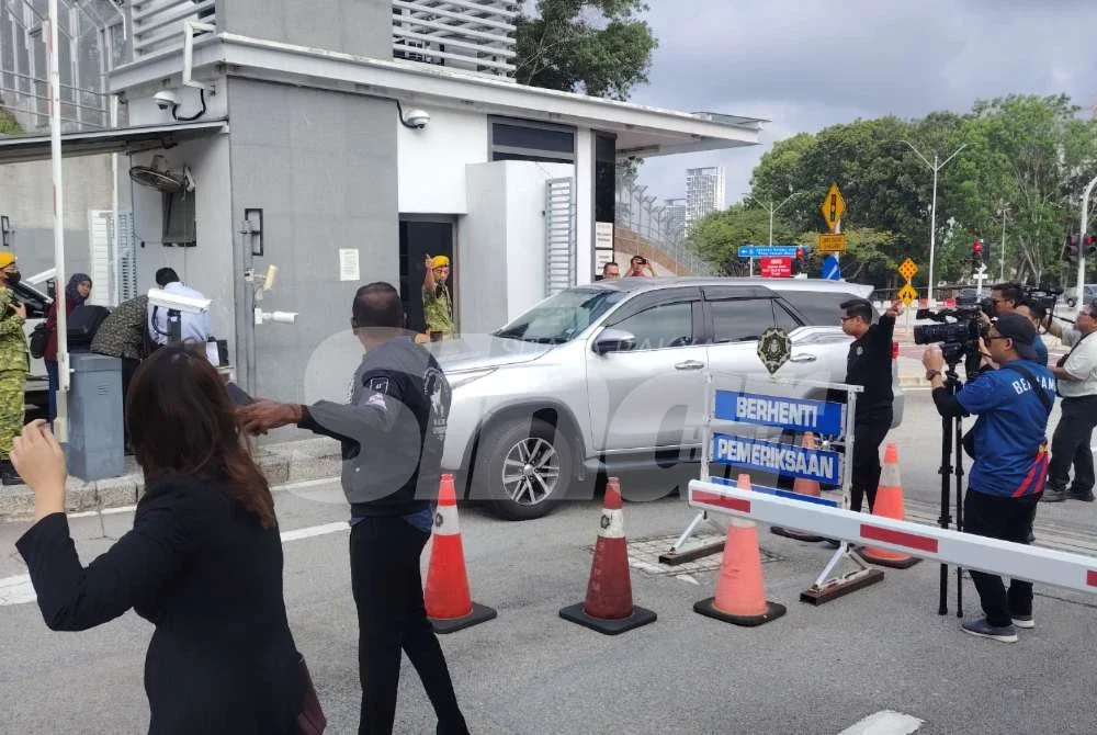 Kenderaan SUV dipercayai dinaiki Asnida hadir di Ibu Pejabat SPRM Putrajaya pada Isnin.
