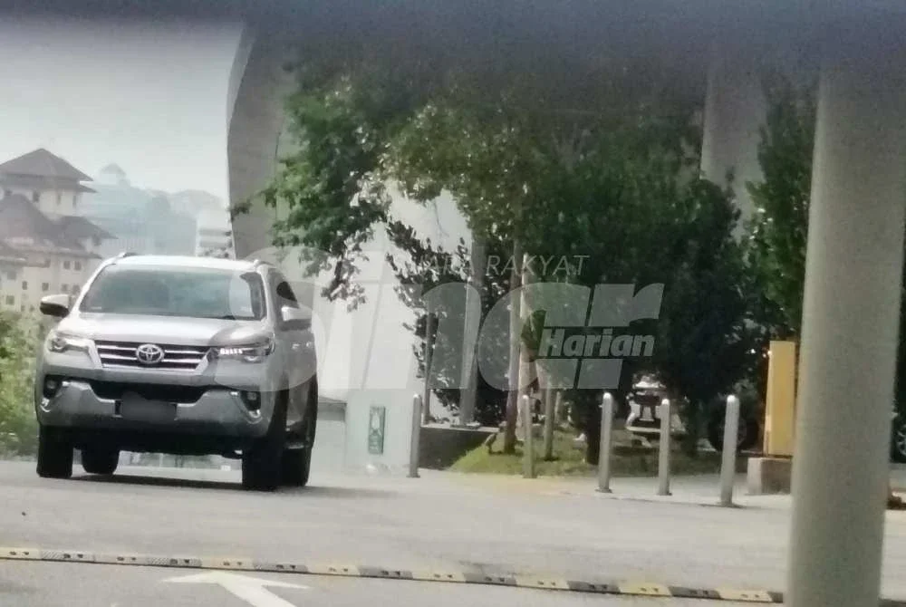 Kenderaan SUV dipercayai dinaiki Asnida hadir di Ibu Pejabat SPRM Putrajaya pada Isnin.