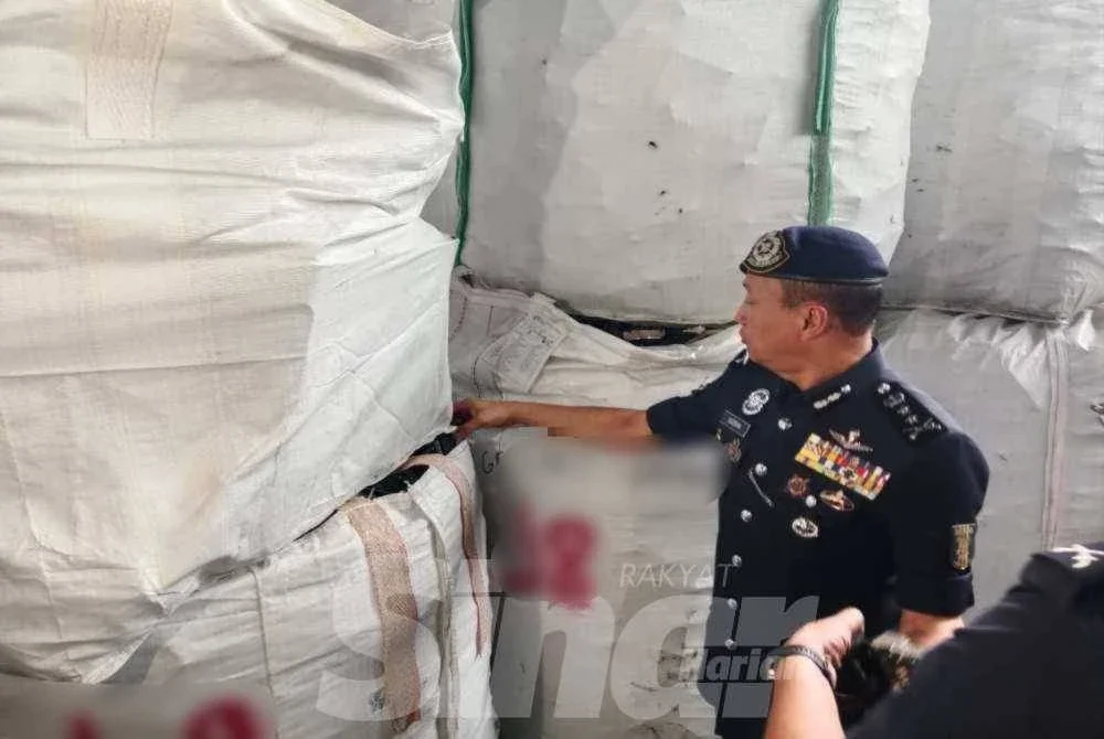 Suzrin melihat antara barangan yang dirampas menerusi operasi pada Isnin.