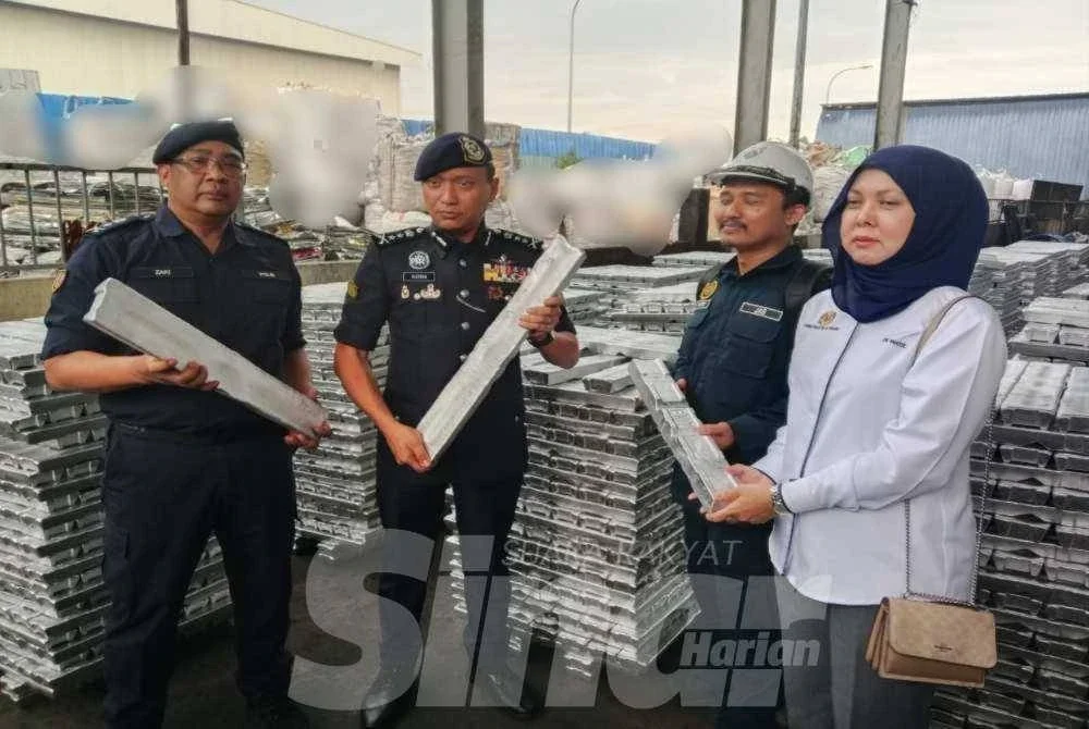 Suzrin(dua,kiri) memegang barangan akhir yang diproses sebelum dieksport ke pasaran antarabangsa.