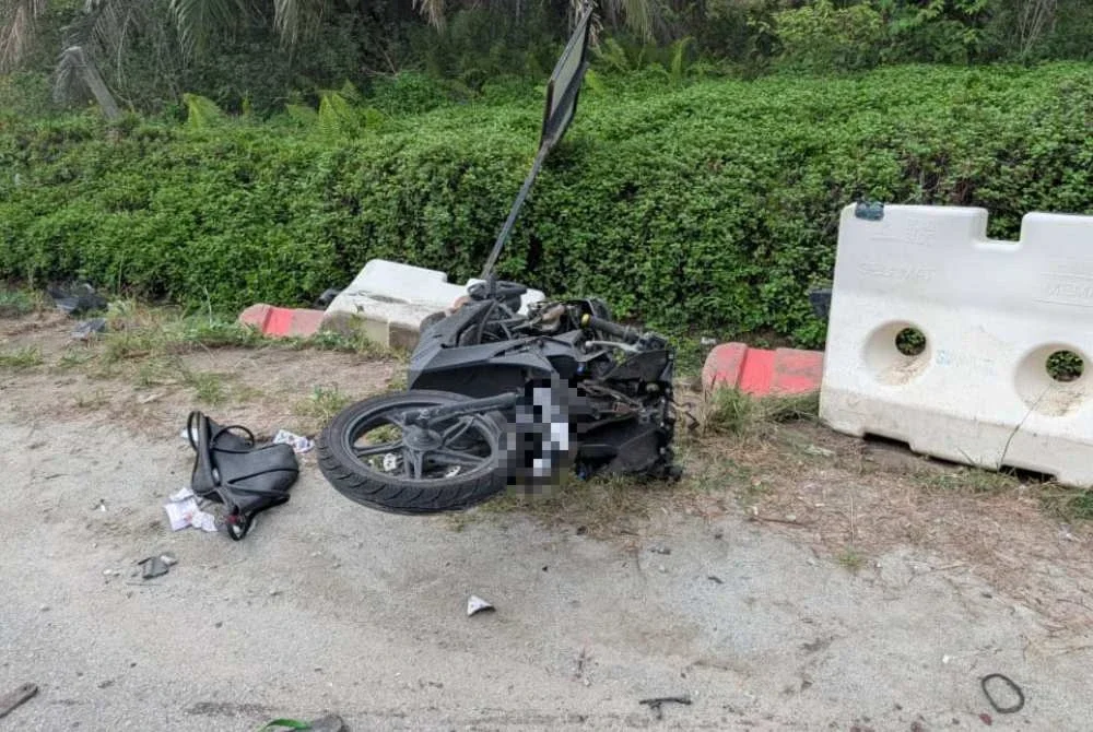 Keadaan motosikal mangsa yang rosak teruk di lokasi kejadian. Foto IPD Kulai