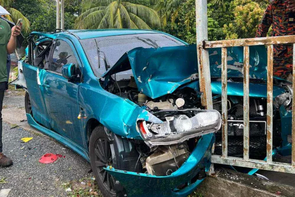 Kemalangan di Ayer Tawar pada Isnin melibatkan lima kenderaan masing-masing Proton X50, Proton Inspira, Chery Tiggo serta dua lagi merupakan Proton Wira. Foto JBPM Perak