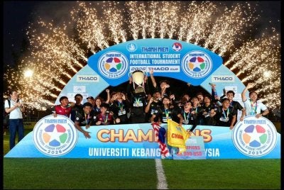 Pasukan bola sepak UKM meraikan kejuaraan THACO Cup di Vietnam, malam Ahad.