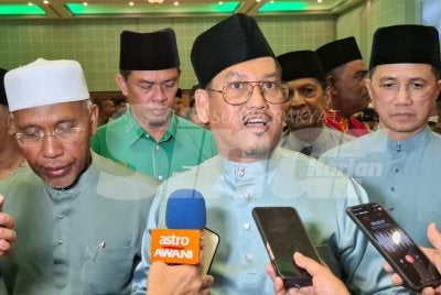 Ahmad Faizal (tengah) ditemui pemberita dalam Majlis Rumah Terbuka Aidilfitri Bersatu Negeri Perak bersama Bersatu Bahagian Sungai Siput di Pusat Konvensyen Tun Samy Vellu pada Ahad.