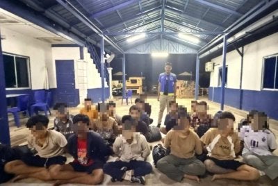 Seramai 20 warga Myanmar dicekup di sebuah rumah transit di Chabang Empat, Tumpat pada Sabtu. Foto: PGA