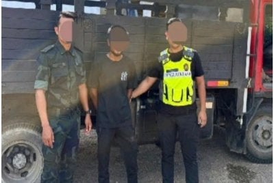 Suspek ditahan selepas didapati menggunakan lori yang diubah suai untuk menyeludup bahan bakar terbabit ke pangkalan haram sekitar Sungai Golok. 