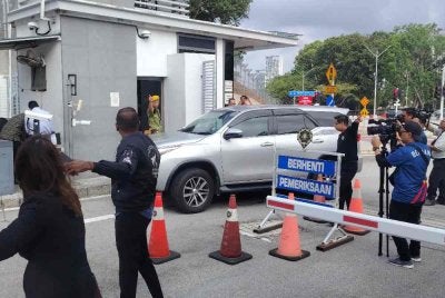 Seorang anak kepada bekas Menteri Kewangan, Allahyarham Tun Daim Zainuddin hadir memberi keterangan di Ibu Pejabat SPRM pada Isnin.