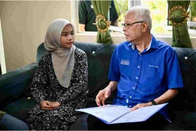 Ismail Sabri (kanan) menziarah pelajar tajaan YKM yang meraih keputusan cemerlang dalam SPM 2025.