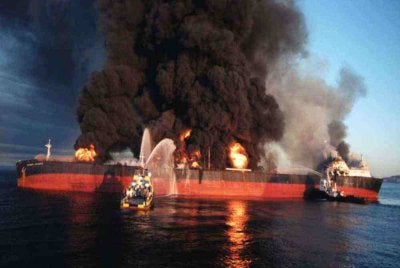 Sebuah kapal tangki terbakar mengeluarkan asap hitam tebal di Selat Hormuz, laluan penting perdagangan tenaga dunia. Insiden ini mencetuskan kebimbangan terhadap keselamatan bekalan minyak global di tengah ketegangan yang semakin memuncak di rantau tersebut.-Agensi