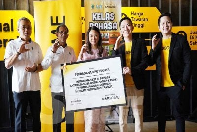 Menteri di Jabatan Perdana Menteri (Wilayah Persekutuan), Hannah Yeoh (tengah) bergambar dengan sebahagian penerima pada Penyerahan Sumbangan Kelas Bahasa Antarabangsa Untuk Kanak-Kanak Di Putrajaya yang diadakan pada Isnin. Foto Rosli Talib