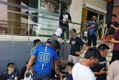 Imigresen memeriksa warga asing dalam Ops Kutip di Sunagi Petani pada Ahad.