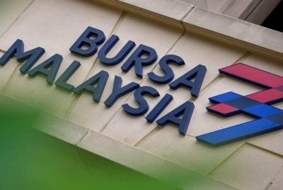 Niaga hadapan FBM KLCI kebanyakannya rendah pada tengah hari ini sejajar dengan prestasi kadar asas pasaran tunai yang lemah.
