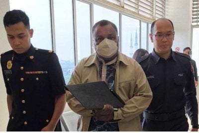 Thiruselvam (tengah) dibawa ke Mahkamah Sesyen Shah Alam pada Isnin.