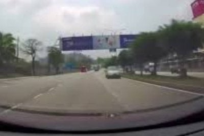 Satu video tular memaparkan sebuah kereta dipandu secara berbahaya melawan arus di Jalan Persiaran Utama Seremban 2 pada Sabtu lepas.