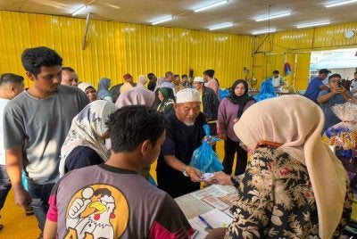 Antara pelanggan yang datang untuk mendapatkan ayam 90 sen seekor yang dijual di sebuah premis di Merbau Patah, Kuala Terengganu, pada Isnin.