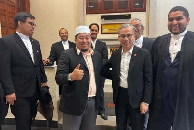 Fahmi (dua dari kanan) menghargai pengakuan Mohd Fauzan serta persetujuan untuk kedua-dua pihak menyelesaikan dengan cara baik.