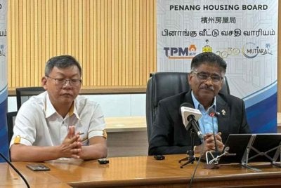 Sundarajoo (kanan) mengadakan sidang media di Komtar pada Isnin.
