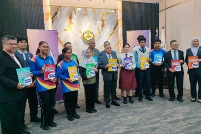Saarani (lima dari kiri) bersama pelajar sekolah ketika menyempurnakan gimik Penyerahan Buku Rujukan Tambahan SPM Program Cikgu Saarani Tahun 2026 di Foyer Pejabat Menteri Besar Perak, Ipoh pada Isnin.