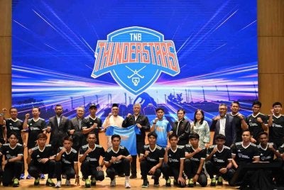 Shamsul (tujuh dari kiri) bersama Datuk Ir Azmi Md Yusof (enam dari kiri) serta barisan pengurusan tertinggi TNB menerima jersi rasmi baharu TNB ThunderStars daripada ketua pasukan, Nik Muhammad Aiman bin Nik Rozemi sebagai simbolik pelancaran identiti baharu dan penyertaan pasukan itu dalam Liga Hoki Malaysia (MHL) 2026. FOTO: TNB