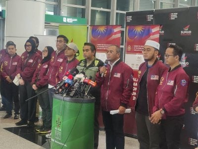 Amirudin (tiga dari kanan), Datuk Dr Ahmad Sani Abdul Alim Araby (empat dari kanan) ketika sidang media sempena Pelancaran Misi Kemanusiaan 30 Kontena Malaysia ke Gaza dan Global Sumud Flotilla 2.0 di Terminal 1 KLIA pada Isnin.