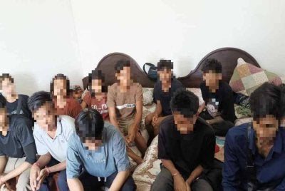 Kesemua PATI ditandakan pada pergelangan tangan dengan tali merah.