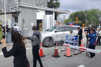 Kenderaan SUV dipercayai dinaiki Asnida hadir di Ibu Pejabat SPRM Putrajaya pada Isnin.