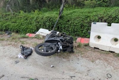 Keadaan motosikal mangsa yang rosak teruk di lokasi kejadian. Foto IPD Kulai