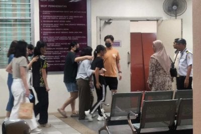 Suasana pilu menyelubungi pekarangan Jabatan Forensik HSB apabila ahli keluarga dan rakan-rakan kepada dua mangsa tidak dapat menahan kesedihan.