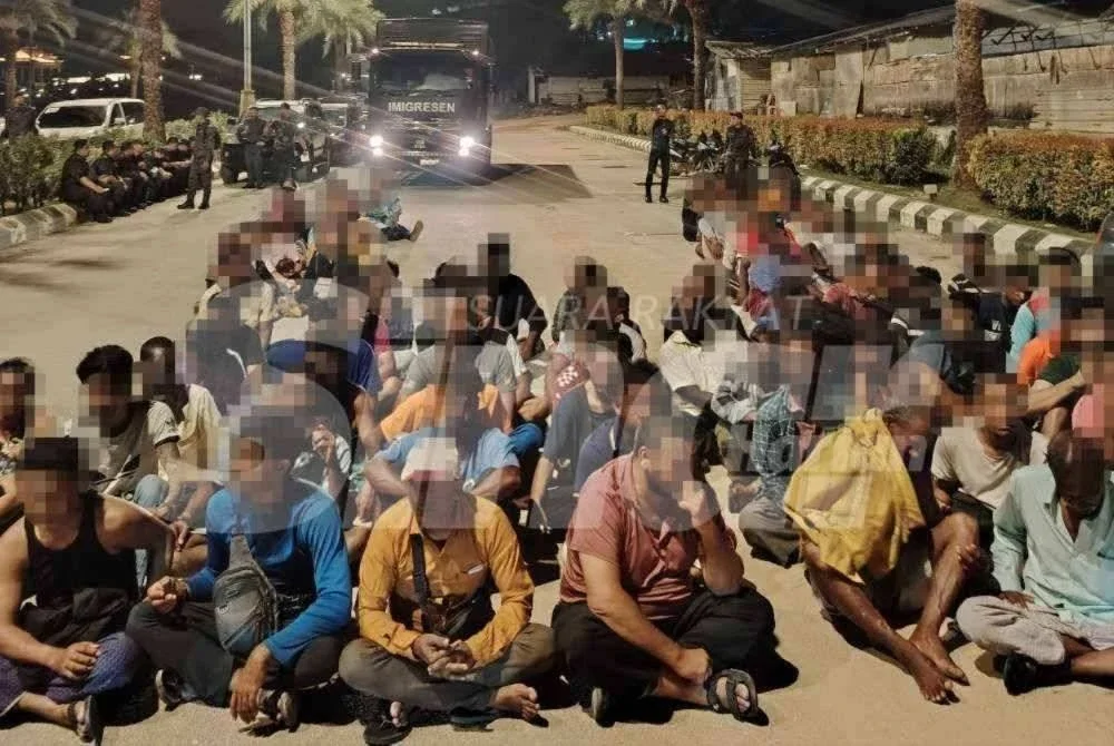 Perkampungan haram di kawasan berbukit ladang kelapa sawit di Setia Alam diserbu penguat kuasa baru-baru ini. 