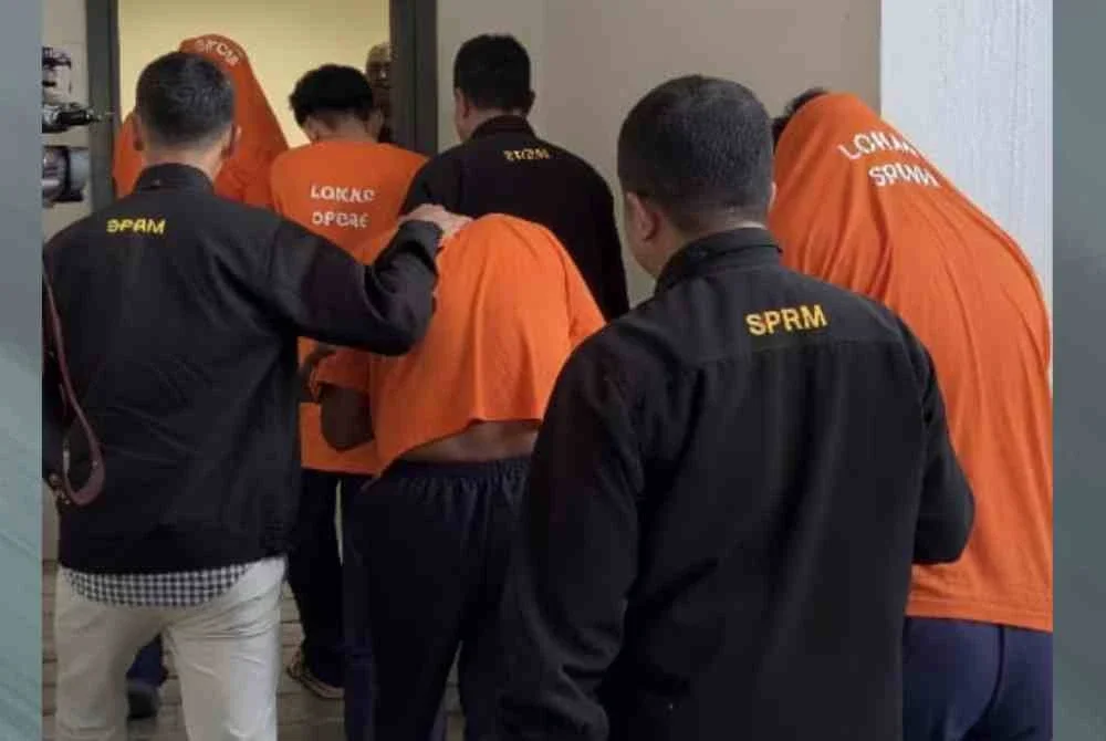 SPRM Kelantan menahan reman empat anggota polis disyaki meminta dan menerima rasuah kira-kira RM12,000. Foto: SPRM
