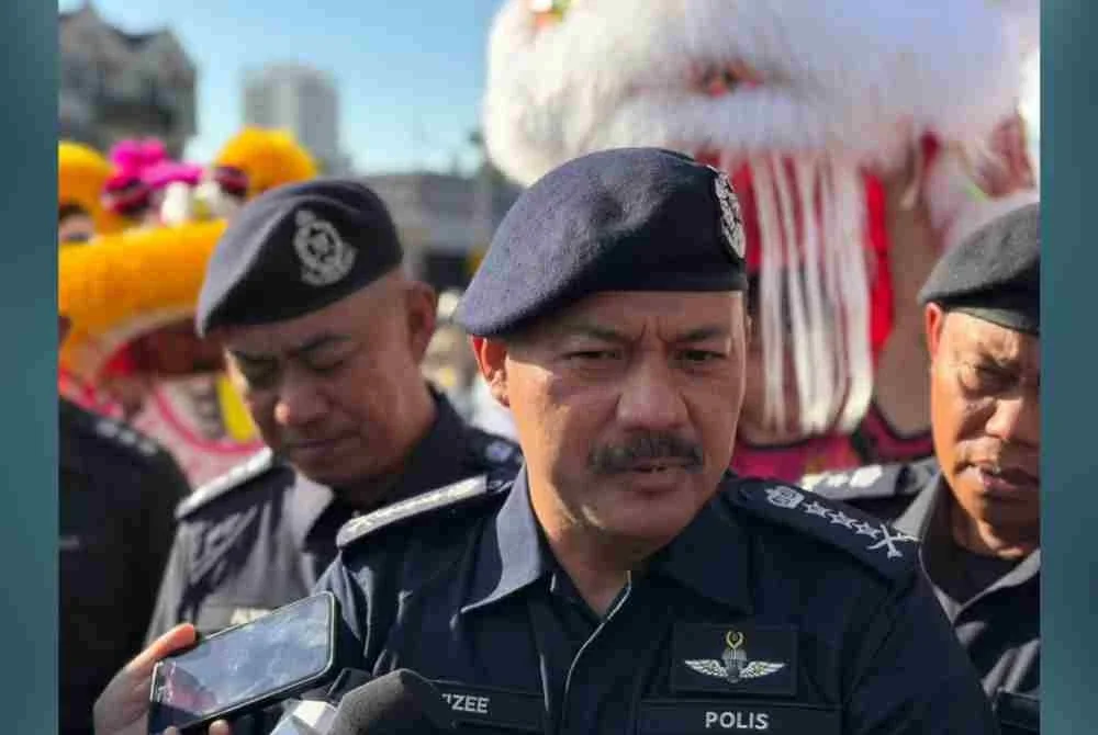 Azizee (tengah) berkata pihak polis telah menahan dua lelaki tempatan yang disyaki terlibat bagi membantu siasatan lanjut.