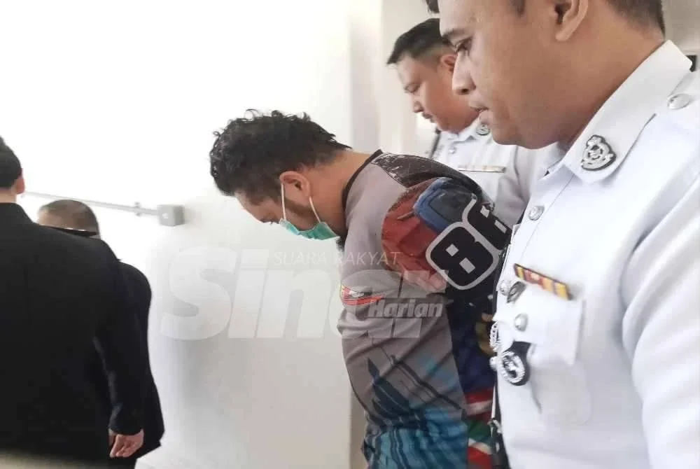 Muhammad Shafiq didakwa membunuh tiga maut di Kilometer 212, Jalan Johor Bahru-Seremban, Segamat pada Khamis lalu.