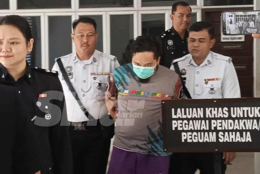 Muhammad Shafiq didakwa membunuh tiga maut di Kilometer 212, Jalan Johor Bahru-Seremban, Segamat pada Khamis lalu.